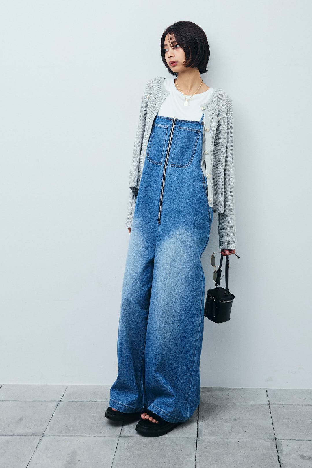 [予約/SET]リネンタッチ金ボタンカーデ+テレコリブカップ付きノースリーブ トップス+フロントジップストラップデザインデニムサロペット(3set)