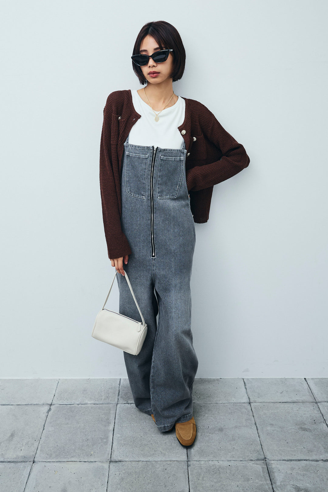 [予約/SET]リネンタッチ金ボタンカーデ+テレコリブカップ付きノースリーブ トップス+フロントジップストラップデザインデニムサロペット(3set)