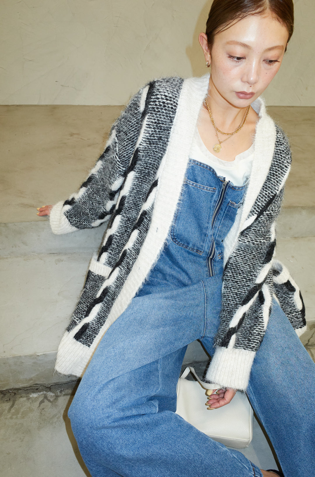 [予約/SET]ロープ柄ボリュームニットカーディガン+フロントジップストラップデザインデニムサロペット(2set)