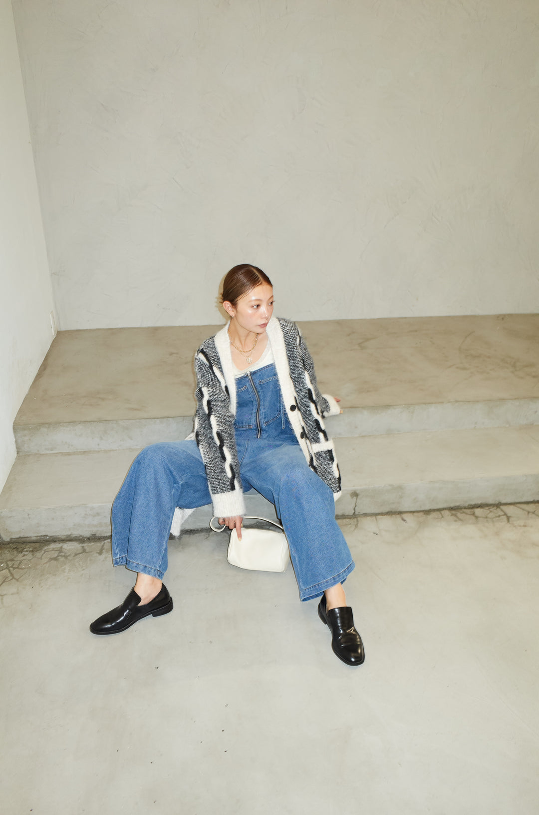 [予約/SET]ロープ柄ボリュームニットカーディガン+フロントジップストラップデザインデニムサロペット(2set)