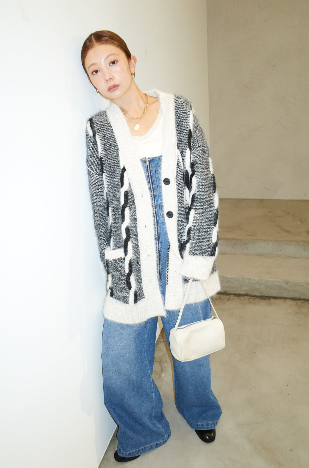 [予約/SET]ロープ柄ボリュームニットカーディガン+フロントジップストラップデザインデニムサロペット(2set)