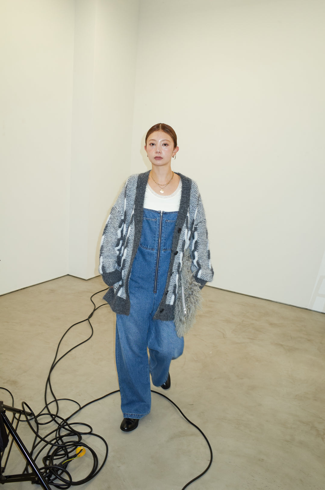 [予約/SET]ロープ柄ボリュームニットカーディガン+フロントジップストラップデザインデニムサロペット(2set)