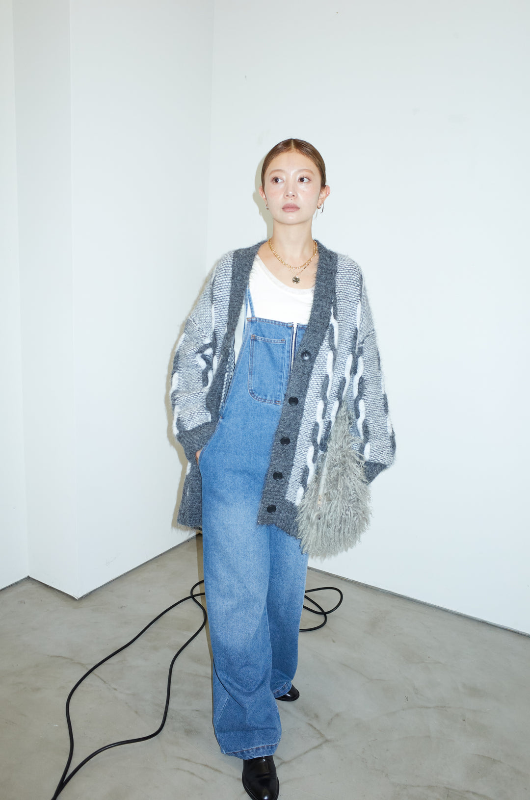 [予約/SET]ロープ柄ボリュームニットカーディガン+フロントジップストラップデザインデニムサロペット(2set)
