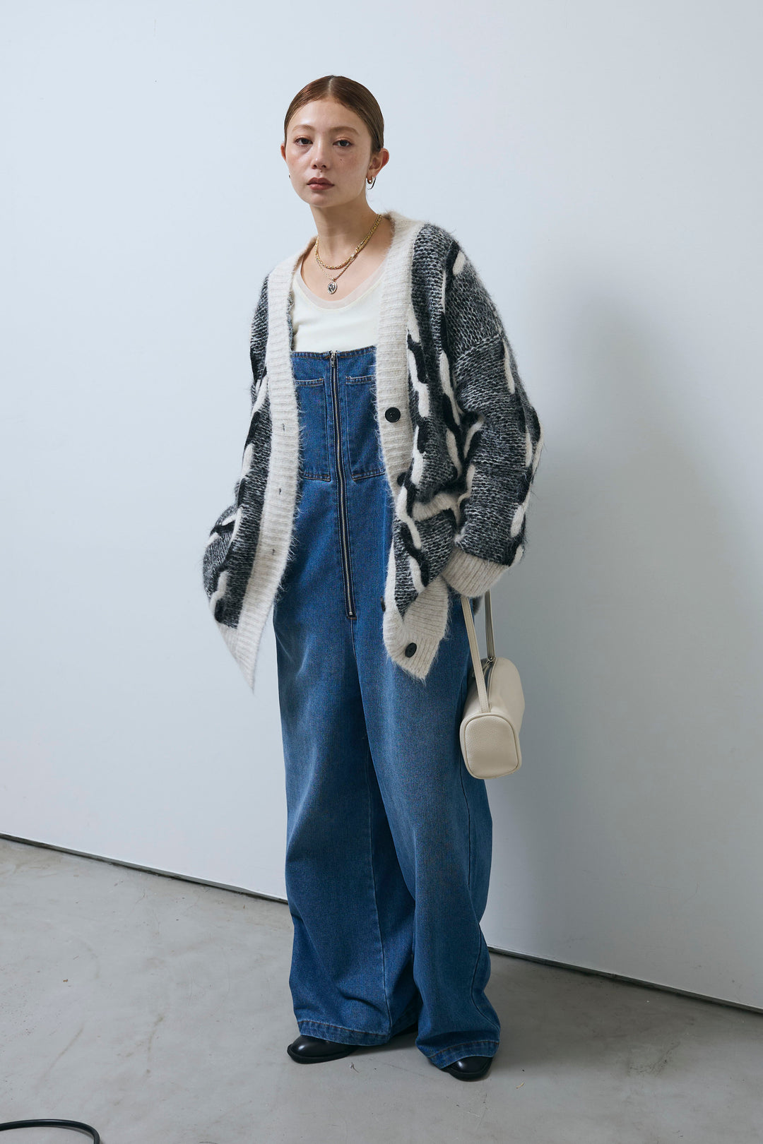 [予約/SET]ロープ柄ボリュームニットカーディガン+フロントジップストラップデザインデニムサロペット(2set)