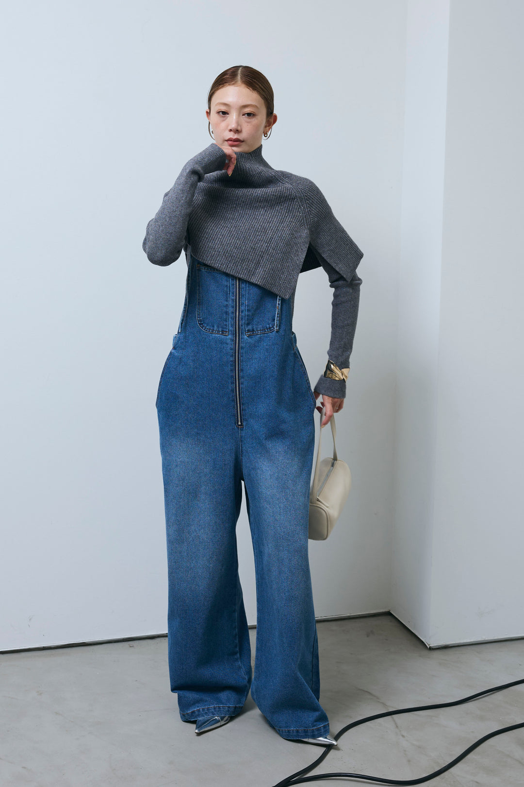 [予約/SET]ケープアンサンブルニット+フロントジップストラップデザインデニムサロペット(2set)