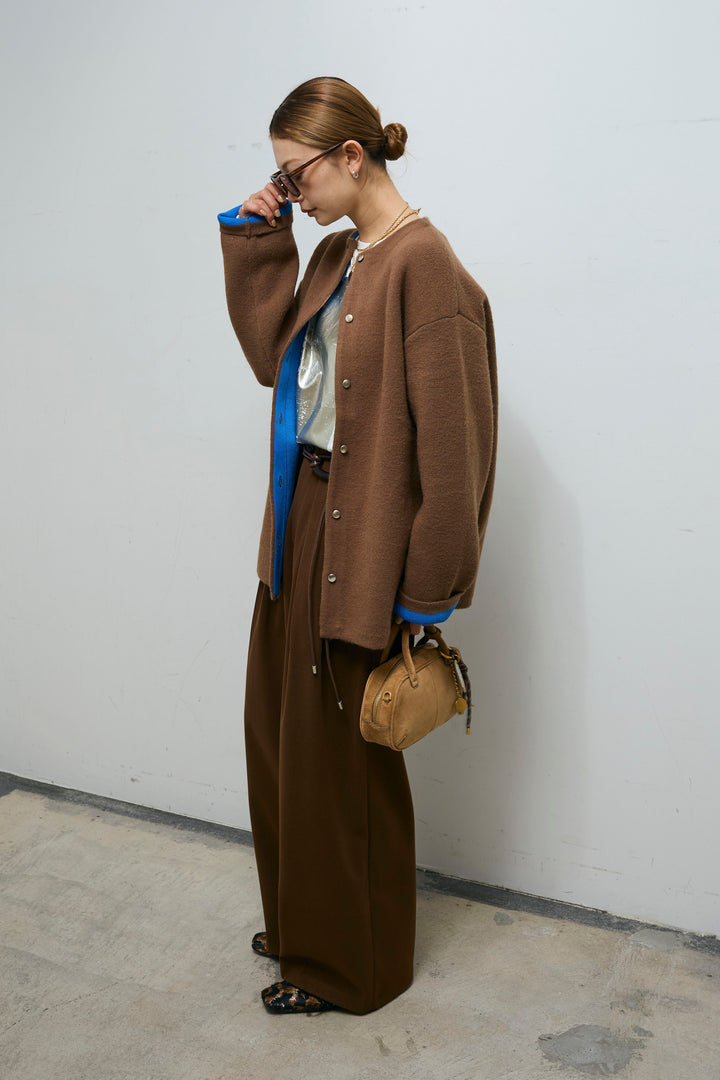 [予約]フェイクレザーベルト付きワイドタックパンツ