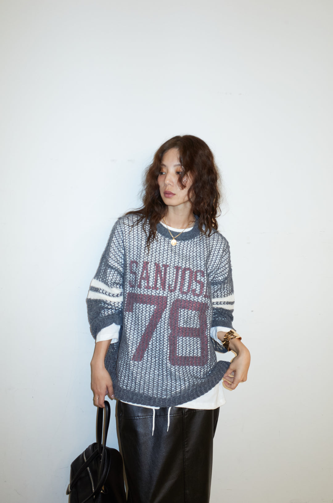 [予約/SET]透かし編みニット＋ナンバーロゴTシャツセット+エコレザーバックスリットペンシルスカート(2set)