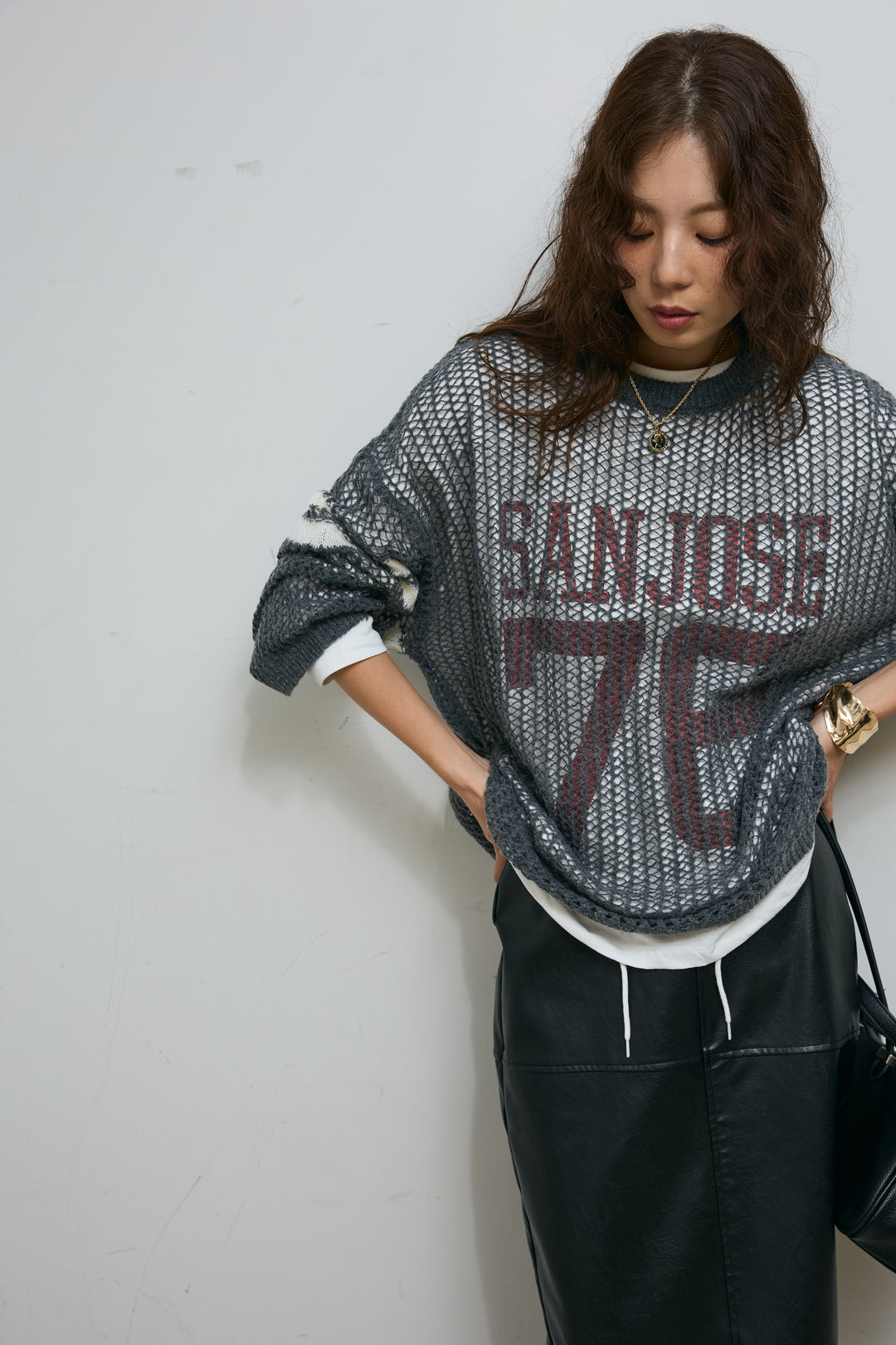 [予約/SET]透かし編みニット＋ナンバーロゴTシャツセット+エコレザーバックスリットペンシルスカート(2set)