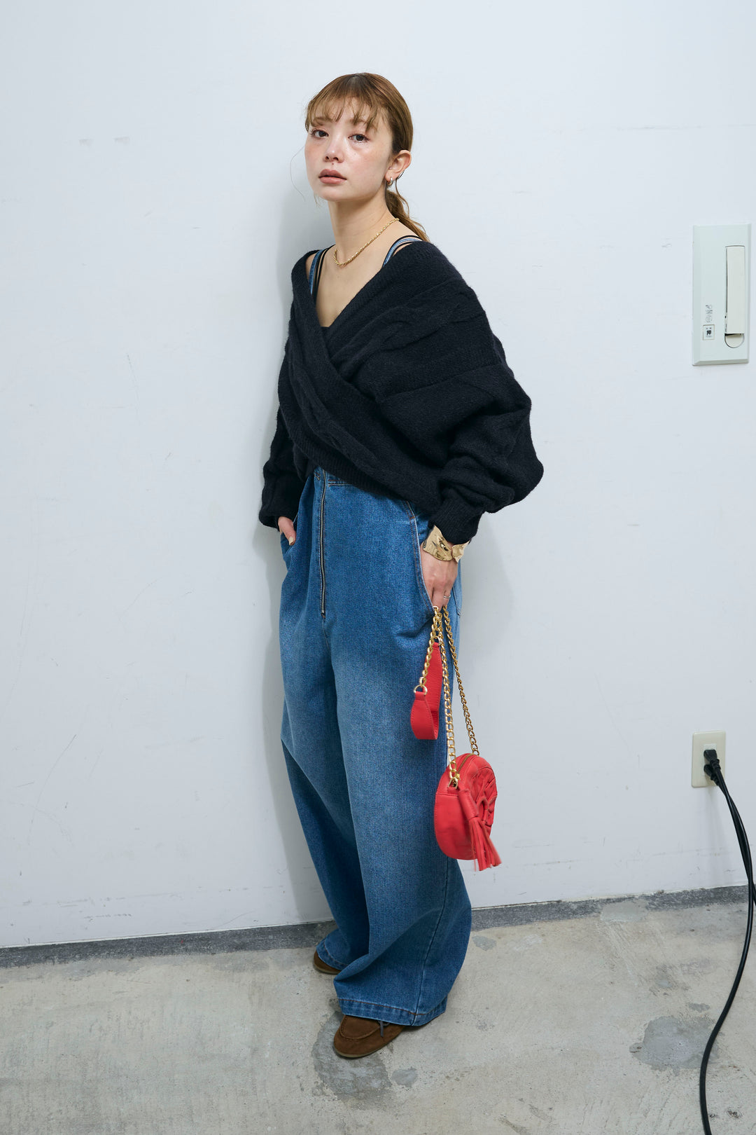 [予約/SET]カシュクールケーブルショートニット+フロントジップストラップデザインデニムサロペット(2set)